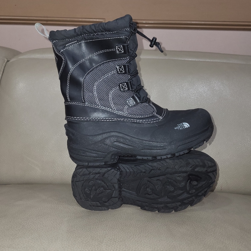 The North Face Big Boys' winter boots size 4 color Black like new in good condit